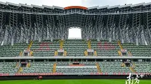 《炸鸡风波！小狼迷目睹父亲偷吃，现场动情泪洒，球迷心碎一幕引共鸣》